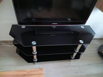 Stolík pod televízor
