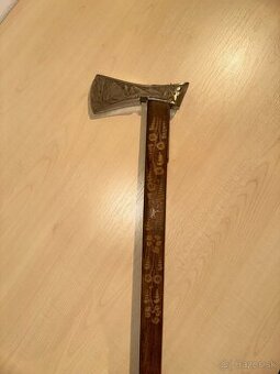 Dekoratívna vychádzková palica so sekerou