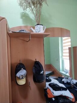 Darujem šatníkov skriňu za odvoz.