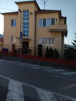 Na predaj VILA v centre TN-2x samostatny byt s IS
