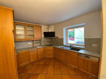 Moderná kuchynská linka so spotrebičmi