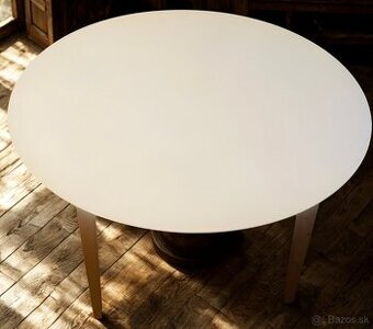 Okruhly jedalensky stôl biely