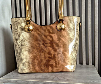 Lakovaná kabelka zlato-hnedá