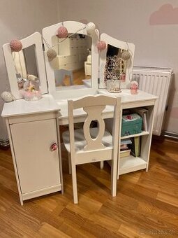 Detský kozmetický stolík