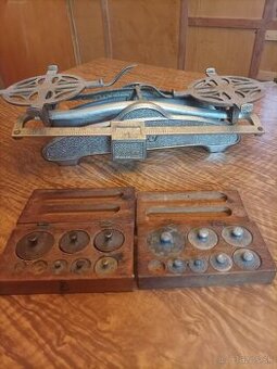 Predám starožitné kuchynské váhy so závažiami