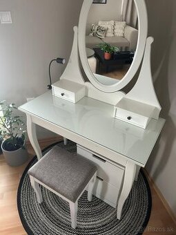Kozmetický stolík