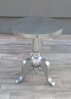 Stolík strieborný hliníkový príručný.