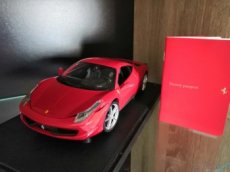 Predám model Ferrari 458 Italia + Ferrari passport