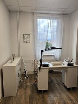 Predám manikérsky stôl s komodou a recepciou