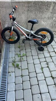 Detsky bicykel s pomocnými kolieskami