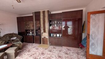 Mahagónová obývacia stena