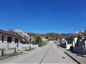 Stavebný pozemok nad Dubčekovou ulicou