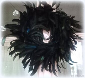 Veľký veniec z čierneho kohútieho peria