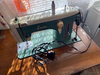 Starý mechanický šijací stroj Lada 236