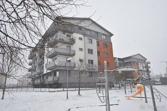 Pezinok: priestranný 2.izb. byt s parkovacím státim, LaVita.