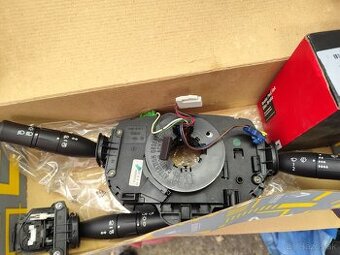 Ovladacie pačky pod volantom Megane.