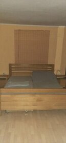 skoro nova postel z duboveho masivu a vysoko kvalitne matrac