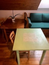 Drevený stôl zrekonštruovaný kriedovými farbami Annie Sloan