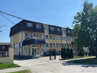 Prenájom obchodnej a parkovacej plochy - 427 m2.
