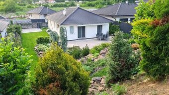 Krásna slnečná novostavba s členitým pozemkom a výhľadmi