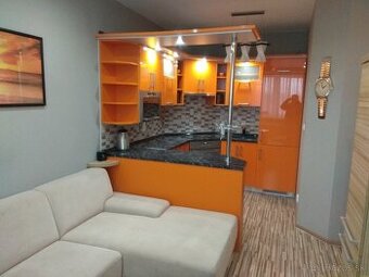 Moderne zariadený 2+kk byt s balkónom v Borčiciach