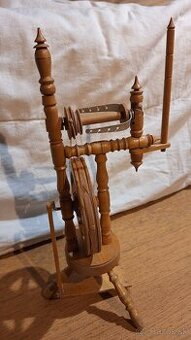 Drevený kolovrátok – ručná práca, funkčný dekoračný model