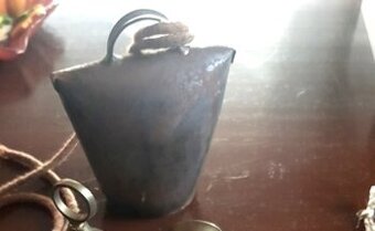 zvonec, váha, stolička, kompas, klaksón