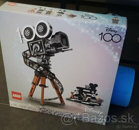 LEGO® ǀ Disney 43230 Kamera na počesť Walta Disneyho