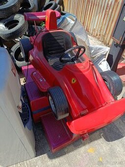 Hojdacie autíčko Ferrari.