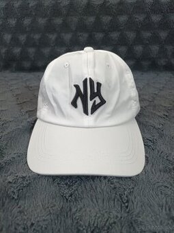 Biela NY šiltovka
