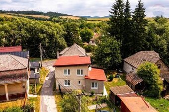 Na predaj 4-izbový rodinný dom v obci Tužina – bývanie v pok