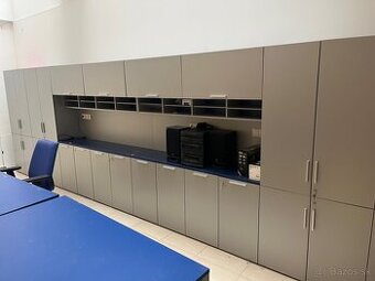 Nábytok skrine stolicky stoly do kancelárie