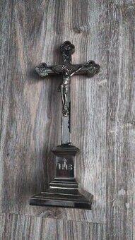 Starý menší kríž s Ježišom z kovu