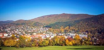 hladam menší stavebný pozemok v Novej Bani