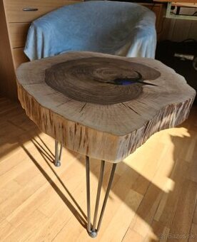 Ručne vyrobený drevený stôl s epoxidom - 1