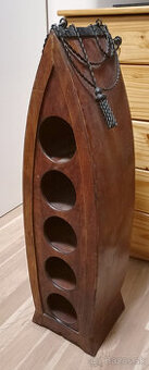 Drevený stojan na vínové fľaše