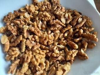 Ponúkam na predaj tohtoročne domáce lúpané orechy.