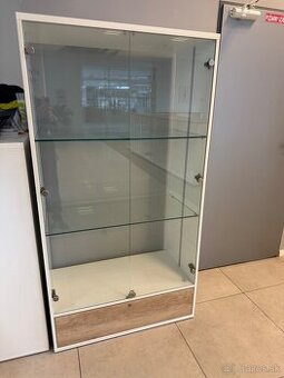 Presklena policiva skrinka