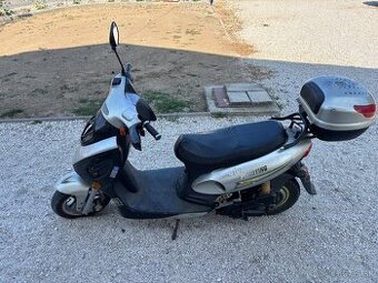 Elektricky Skuter sú tam nové batérie 4 ks Rýchlosť 45 km