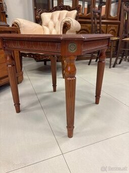 Elegantný drevený stolík – klasický štýl, masívne drevo