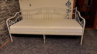 Pekná kovová posteľ s matracom