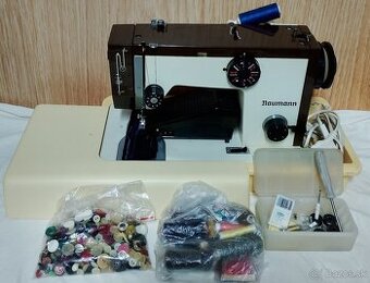 Kufríkový šijací stroj.