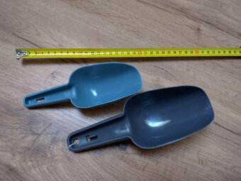 dve NOVE plastove lopatky CENA SPOLU