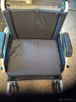 Mechanický skladací invalidný vozík