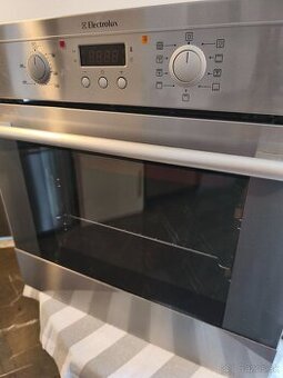 Predám vstavanú elektrickú rúru