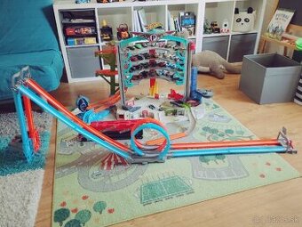 Predame hot wheels garaz...