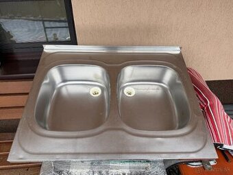 Predám zachovalý nerezový kuchynský drez (dvojdrez).