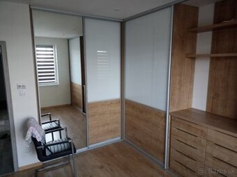 Predam nové dvere na vstavanu skriňu.