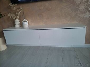 Zavesna skrinka pod televyzor.