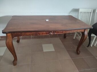 Masívny jedálenský stôl